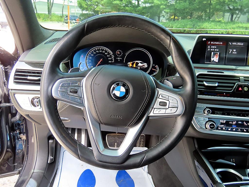 BMW 7-Series — photo 08