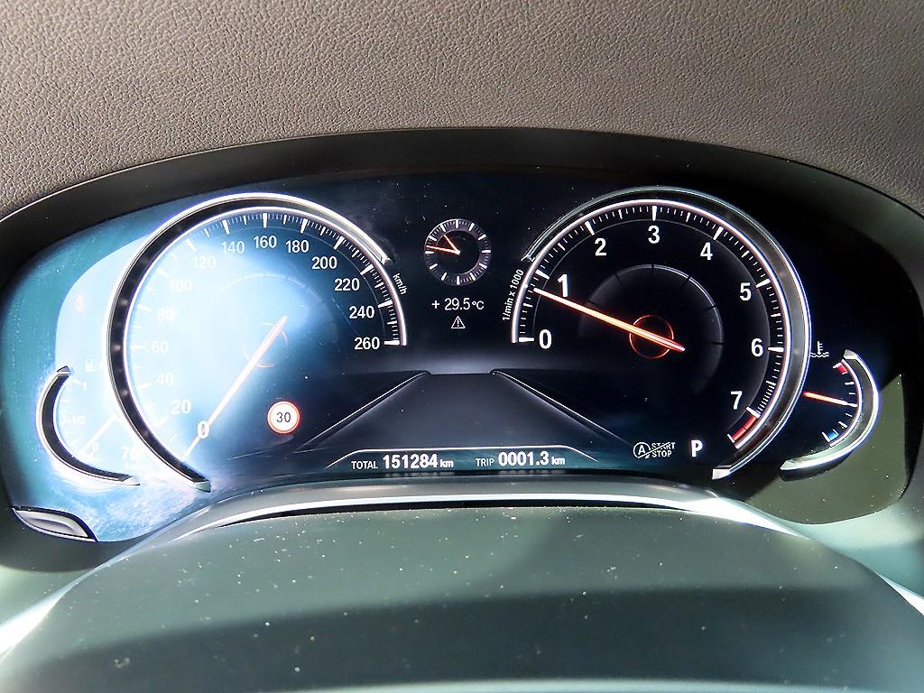 BMW 7-Series — photo 09