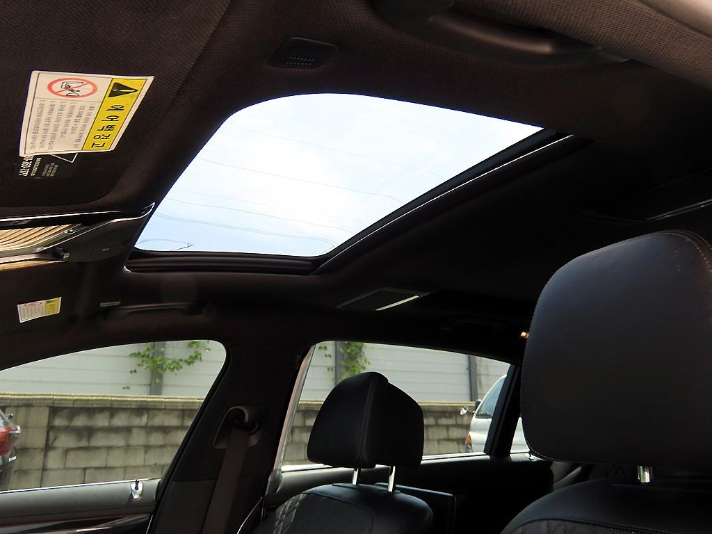 BMW 7-Series — photo 16