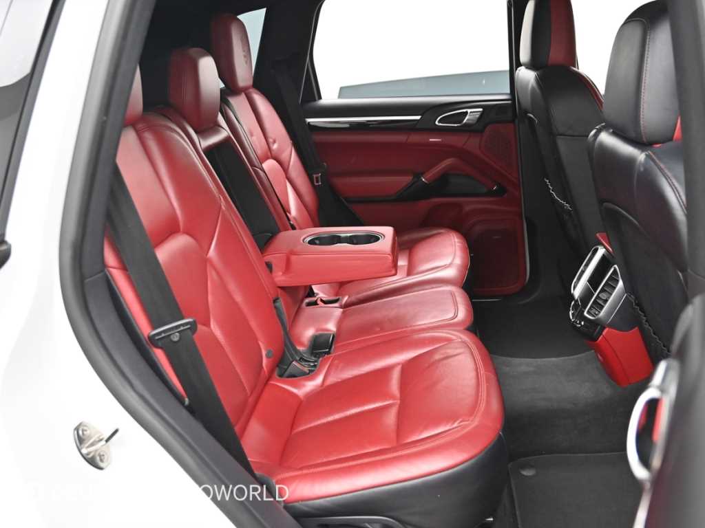 Porsche Cayenne — photo 12