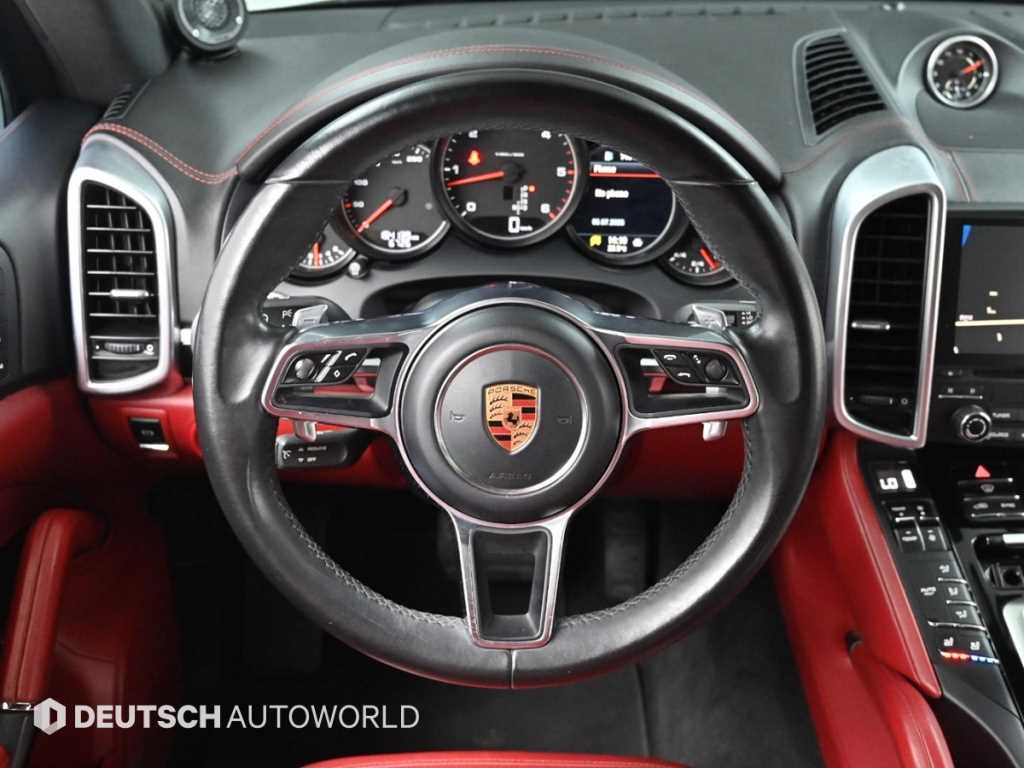 Porsche Cayenne — photo 13