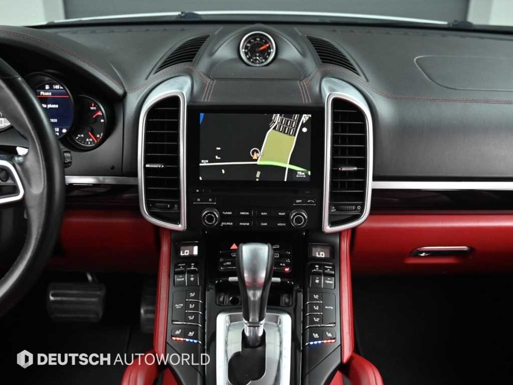 Porsche Cayenne — photo 14