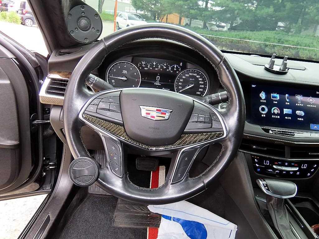Cadillac CT6 — photo 08