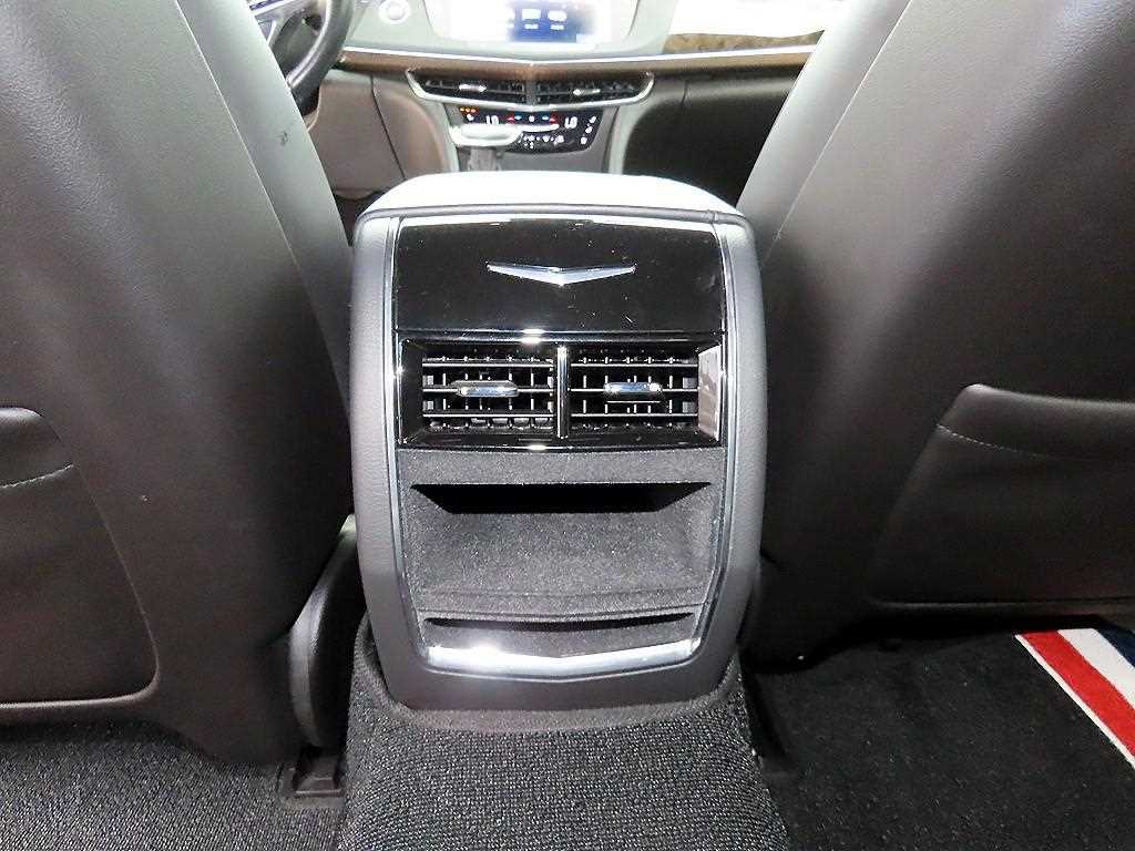 Cadillac CT6 — photo 16