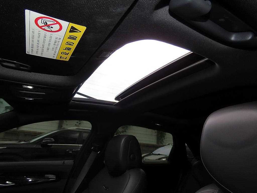 Cadillac CT6 — photo 17