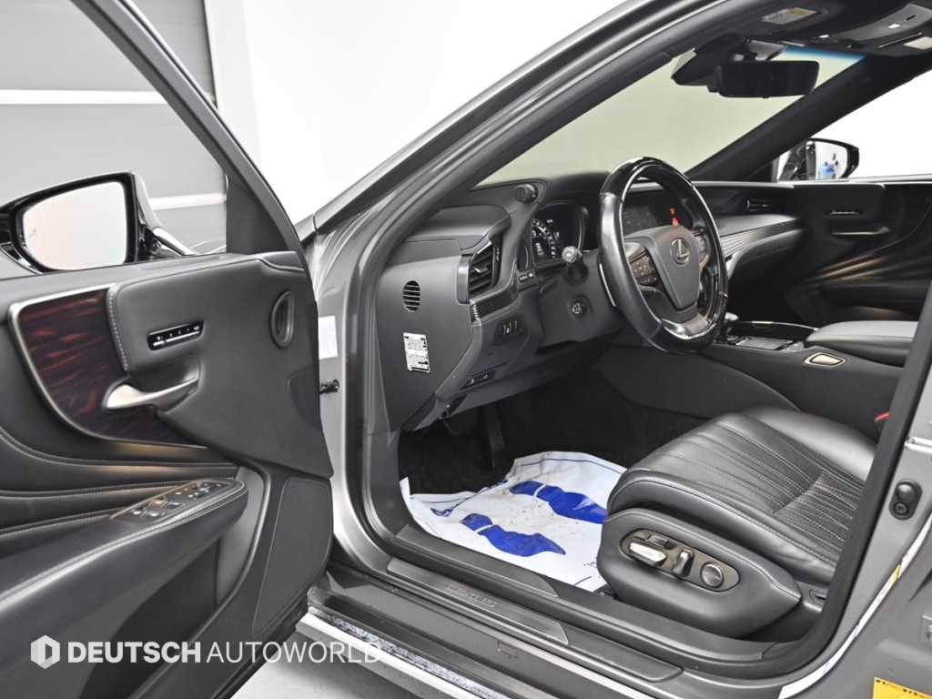 Lexus LS — photo 11