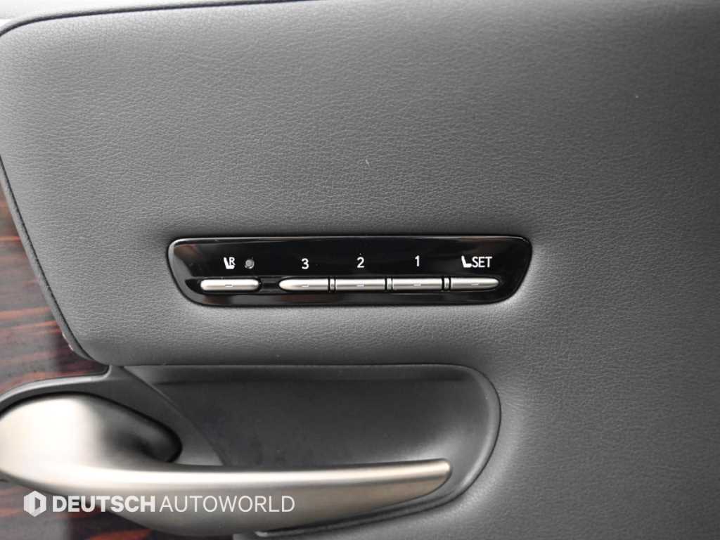 Lexus LS — photo 17