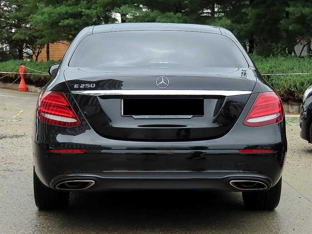 Mercedes-Benz E-Class — photo 04
