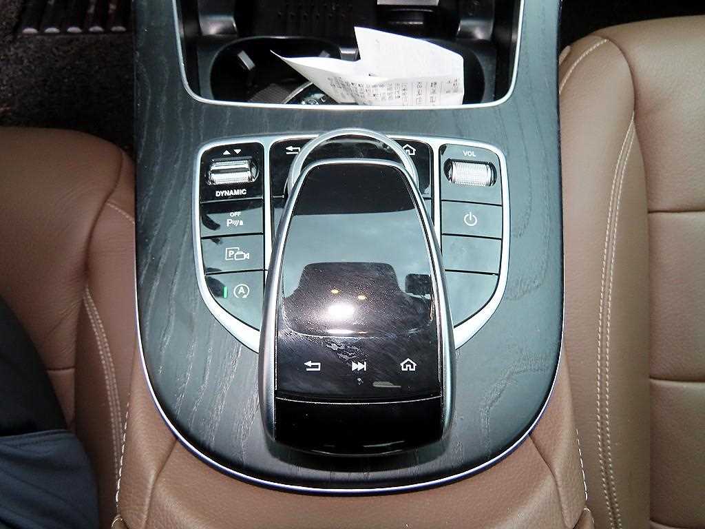 Mercedes-Benz E-Class — photo 12