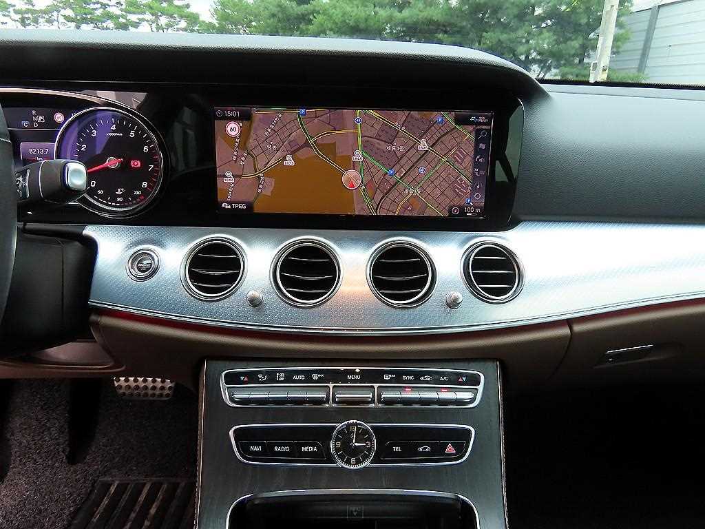 Mercedes-Benz E-Class — photo 13