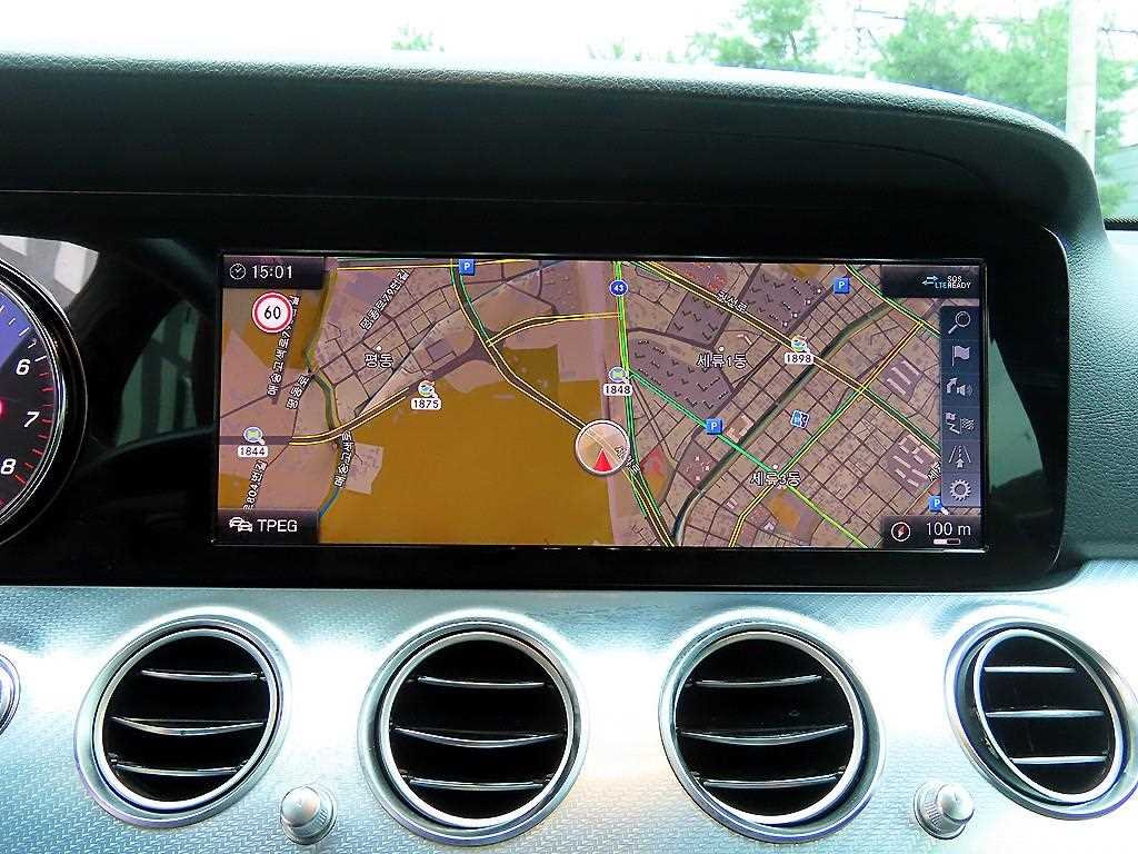 Mercedes-Benz E-Class — photo 14