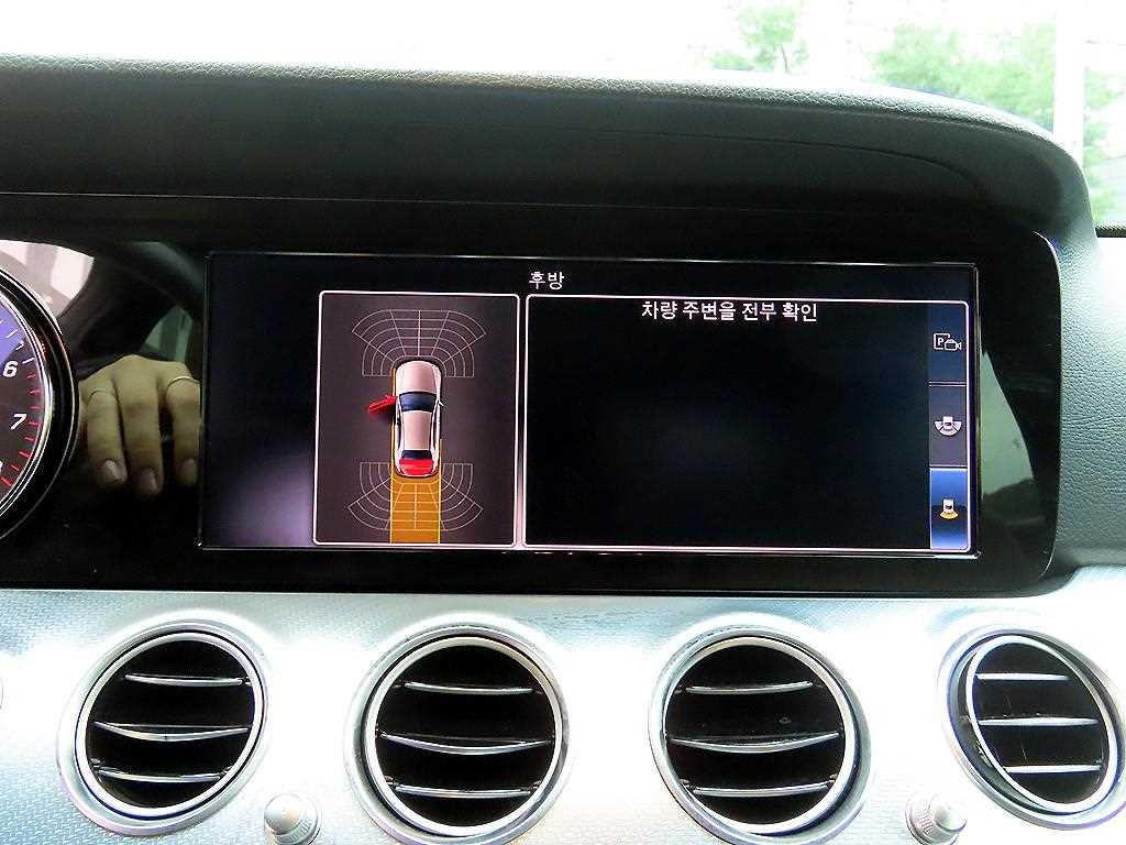Mercedes-Benz E-Class — photo 15