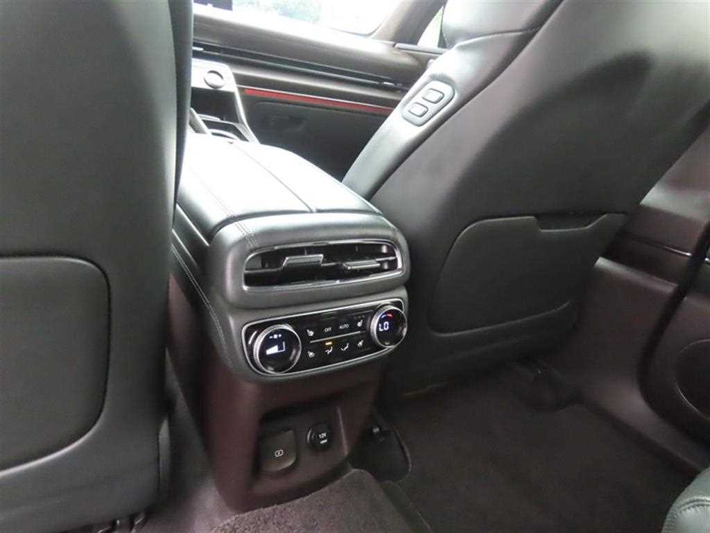 Genesis GV80 — photo 09