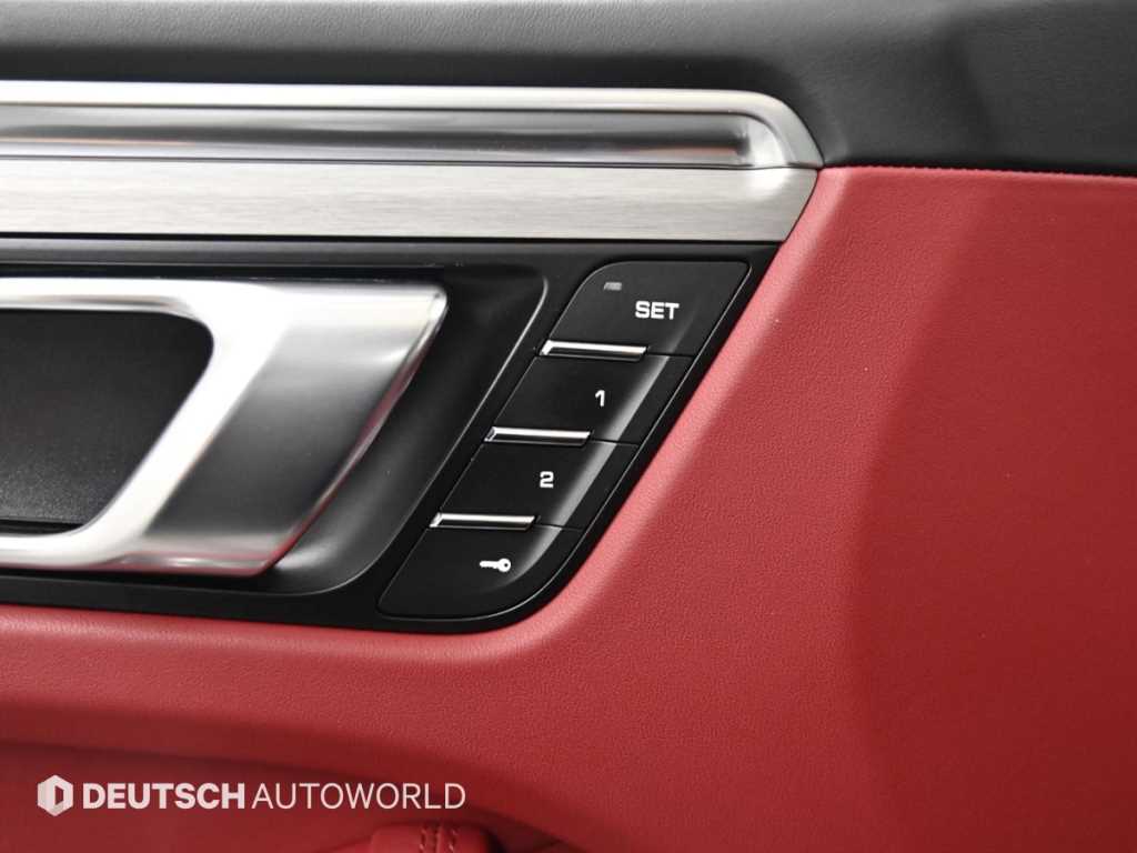 Porsche Macan — photo 17