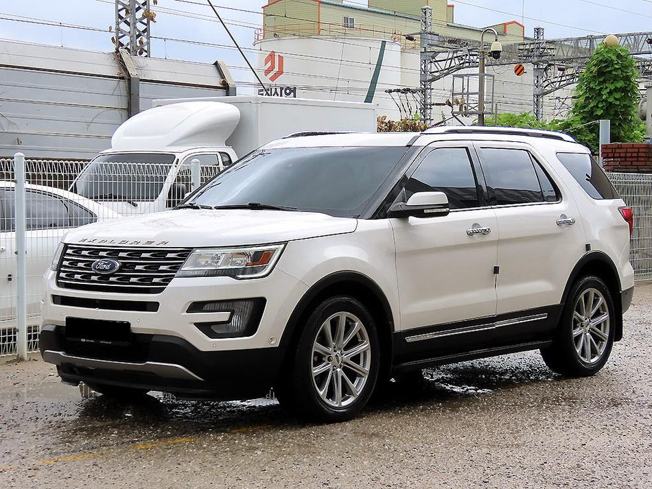 Ford Explorer — photo 02