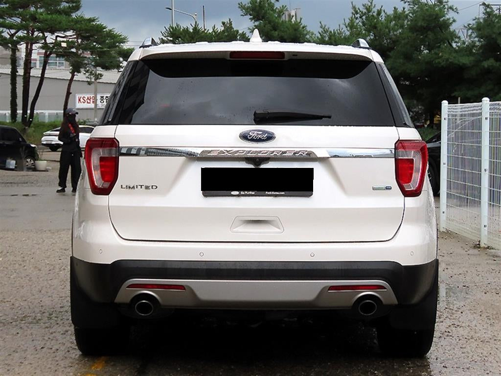 Ford Explorer — photo 04