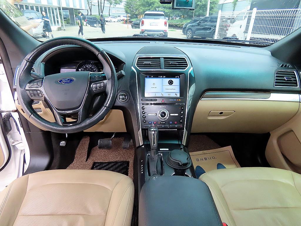 Ford Explorer — photo 07