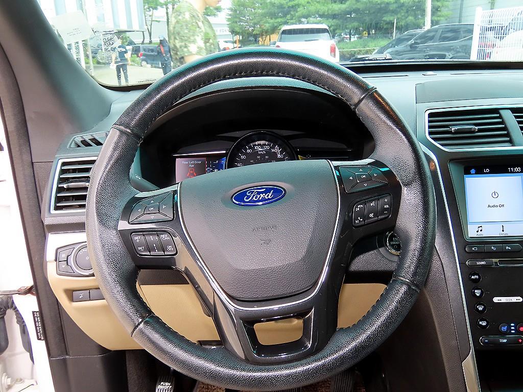 Ford Explorer — photo 08