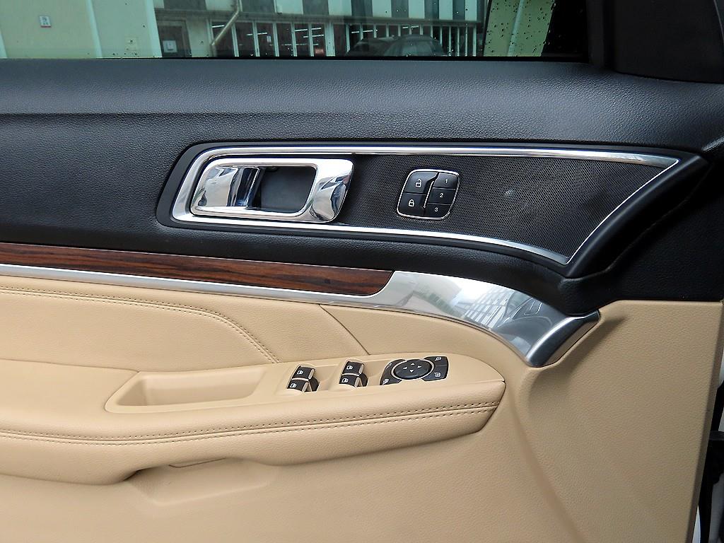 Ford Explorer — photo 11