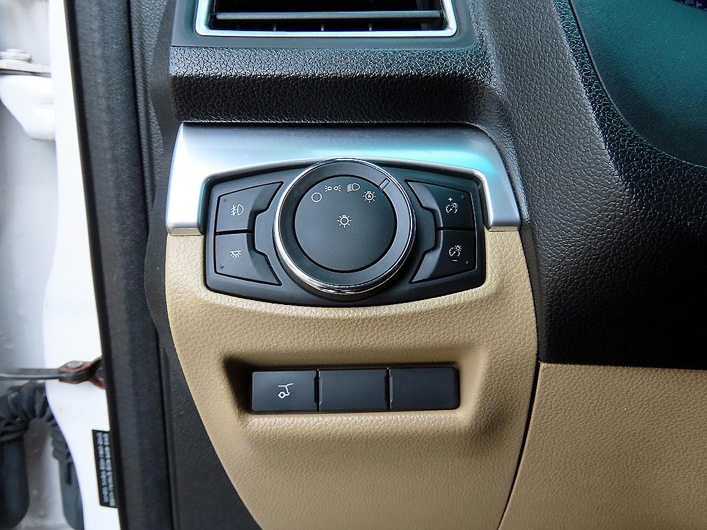 Ford Explorer — photo 12