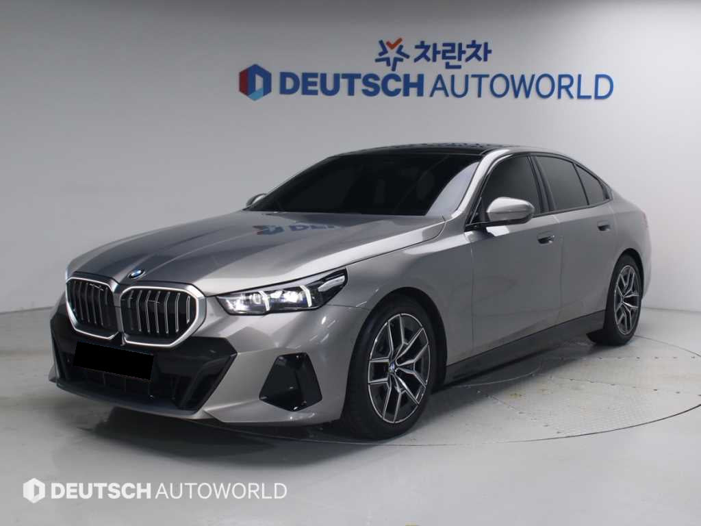 BMW 5-Series — photo 01