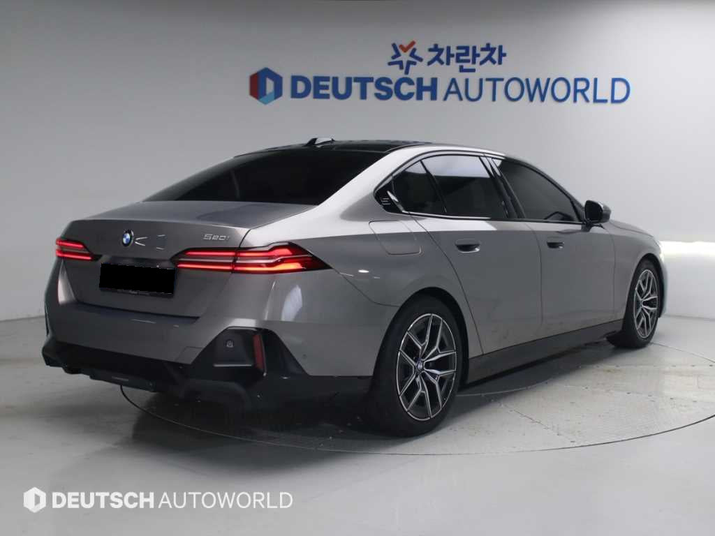 BMW 5-Series — photo 02