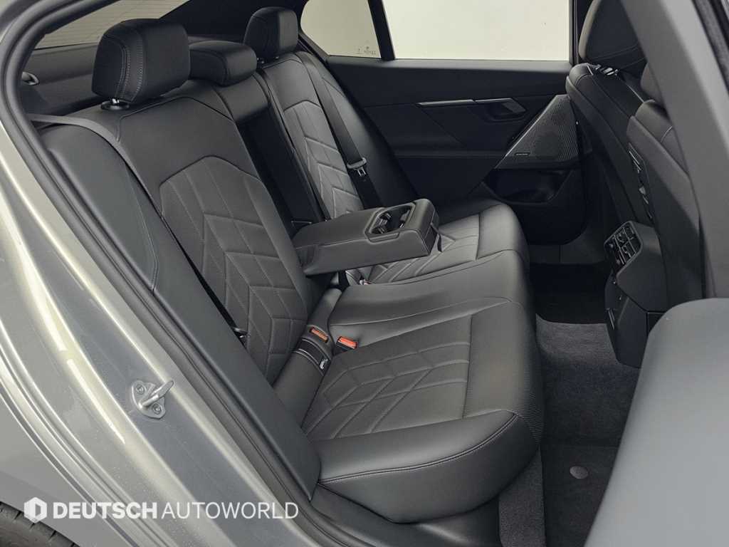 BMW 5-Series — photo 12