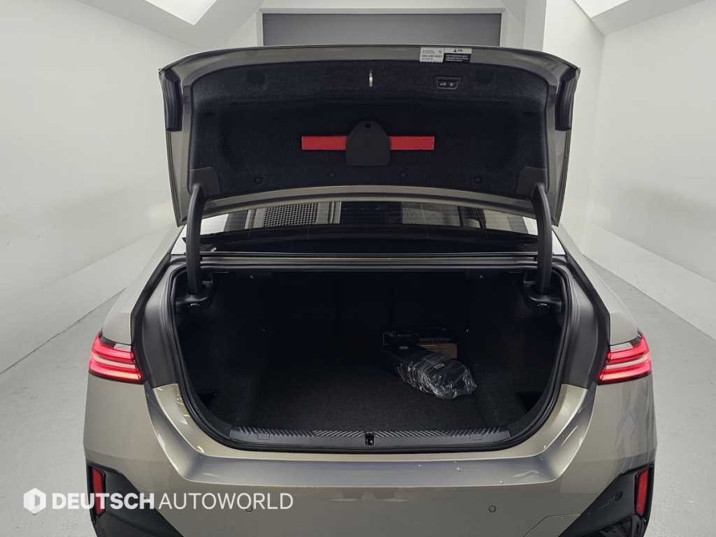 BMW 5-Series — photo 19