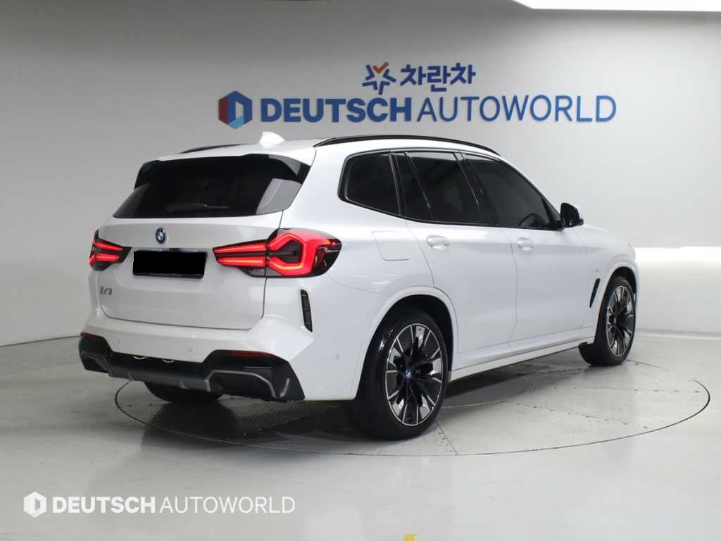 BMW iX3 — photo 02