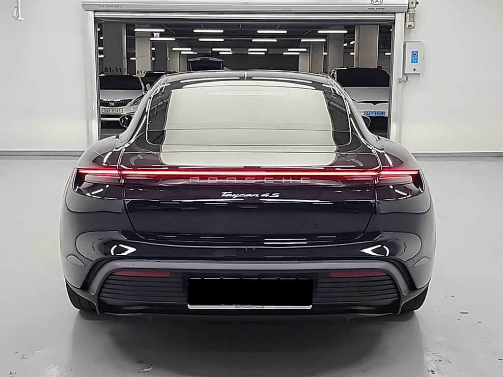 Porsche Taycan — photo 03