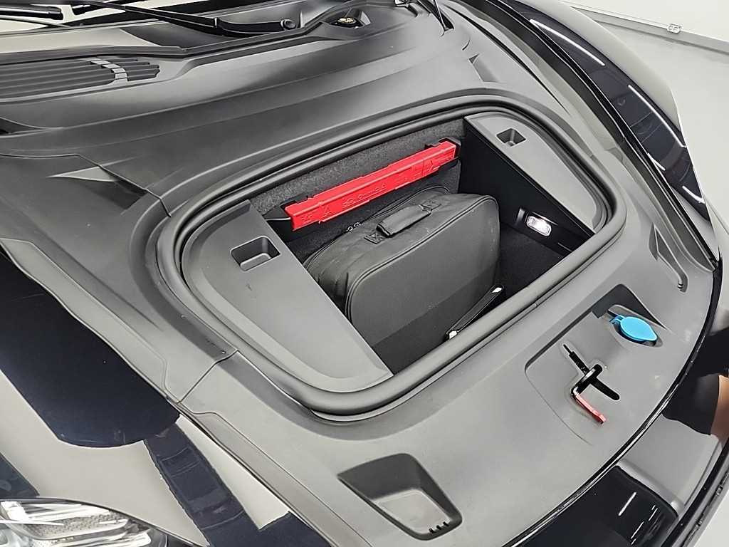 Porsche Taycan — photo 05