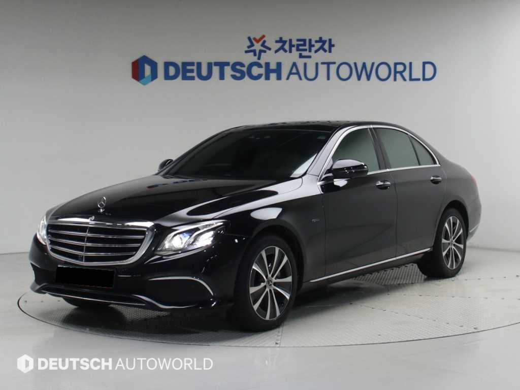 Mercedes-Benz E-Class — photo 01
