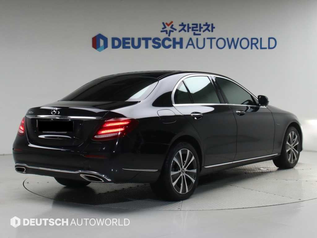 Mercedes-Benz E-Class — photo 02