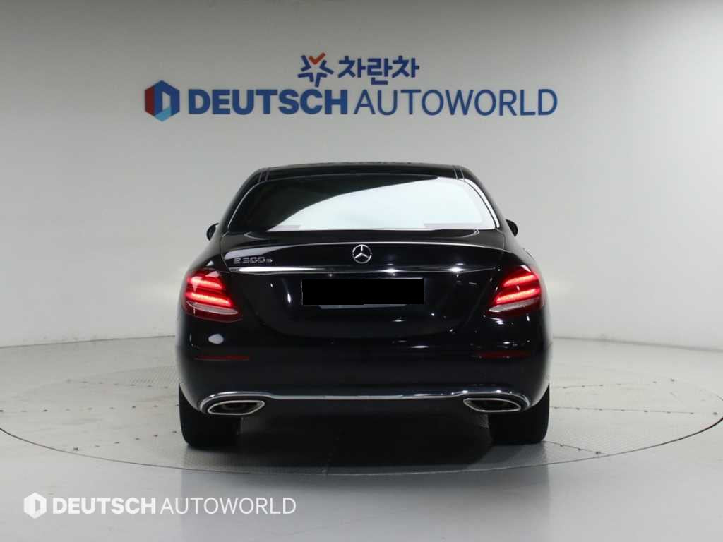 Mercedes-Benz E-Class — photo 04