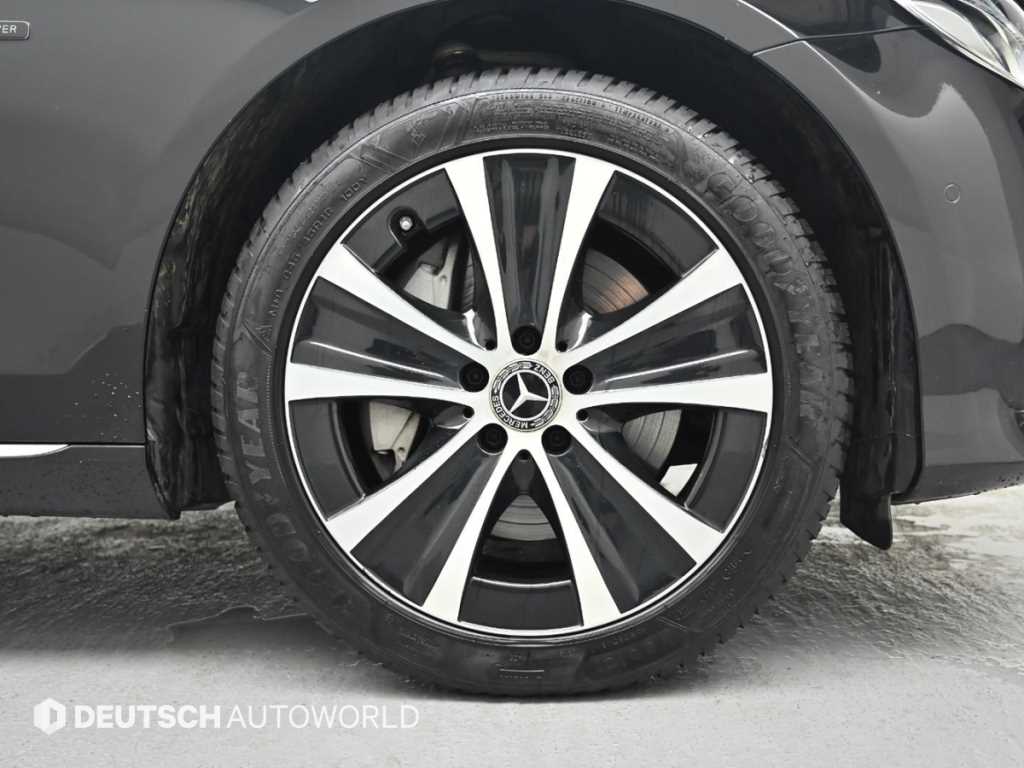 Mercedes-Benz E-Class — photo 05