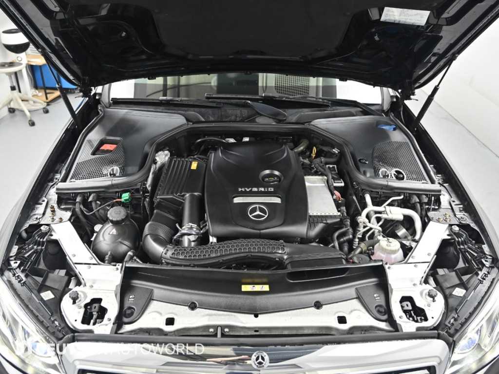 Mercedes-Benz E-Class — photo 06