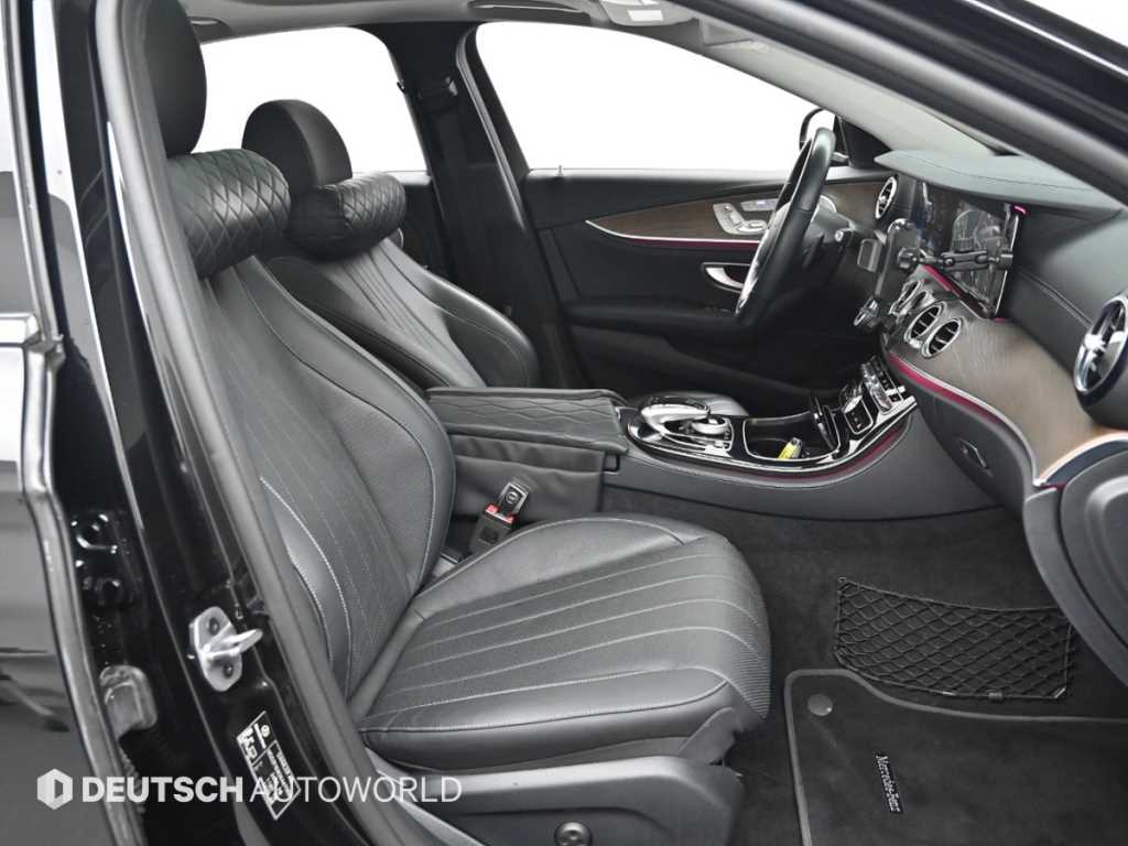 Mercedes-Benz E-Class — photo 10