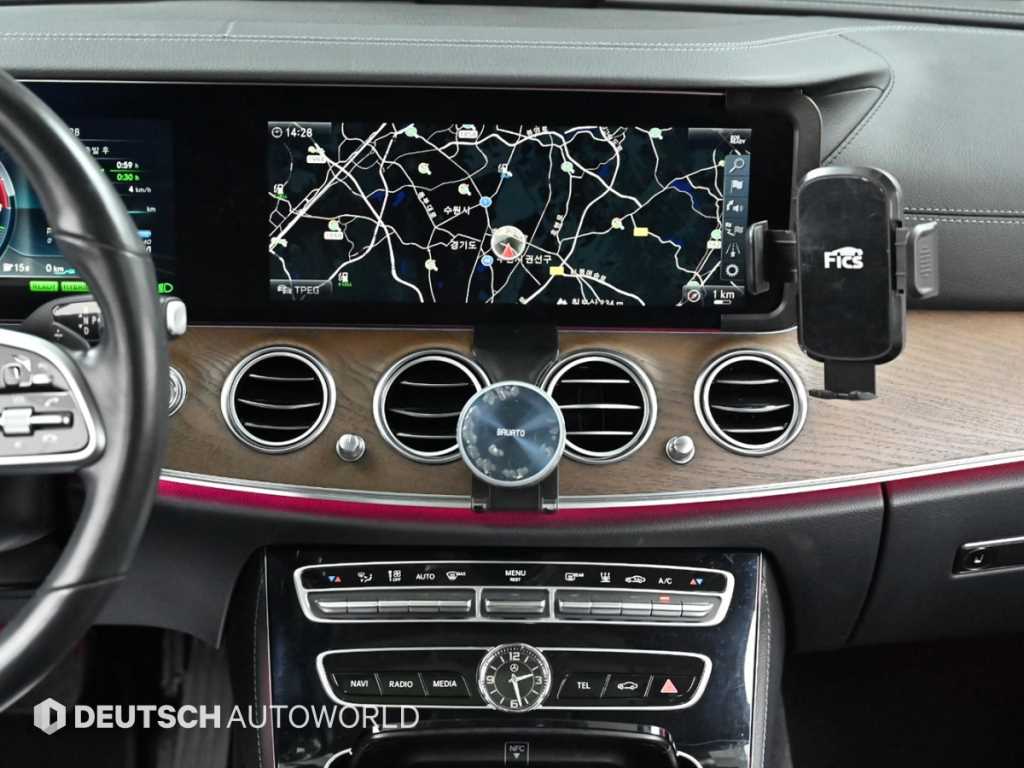 Mercedes-Benz E-Class — photo 14