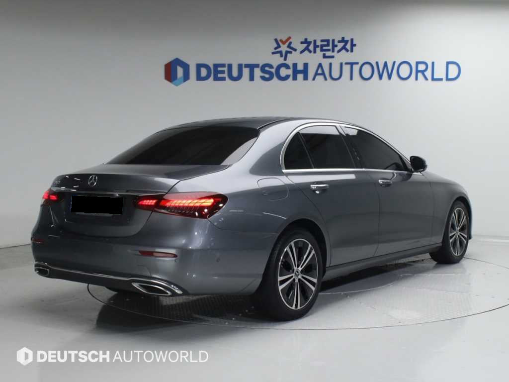 Mercedes-Benz E-Class — photo 02