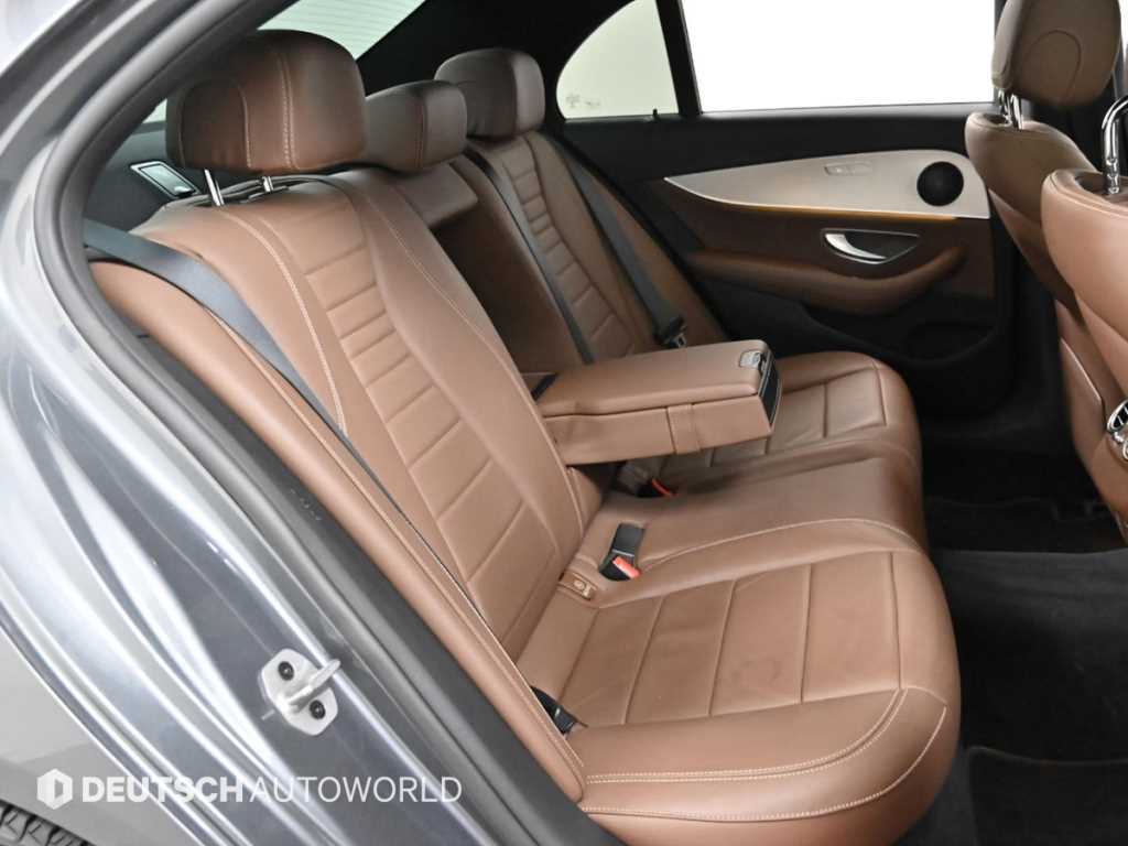 Mercedes-Benz E-Class — photo 12