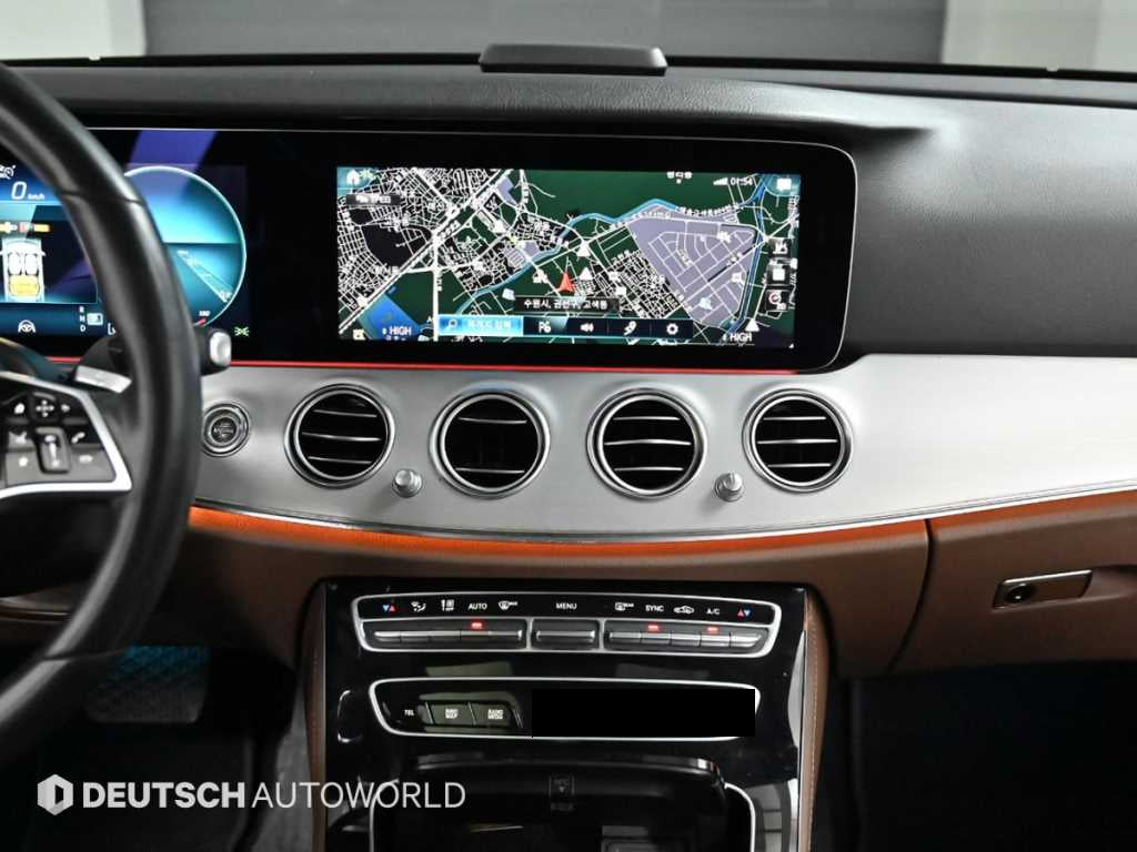 Mercedes-Benz E-Class — photo 14