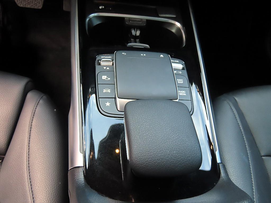 Mercedes-Benz GLB-Class — photo 13