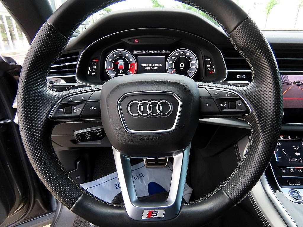 Audi Q8 — photo 08