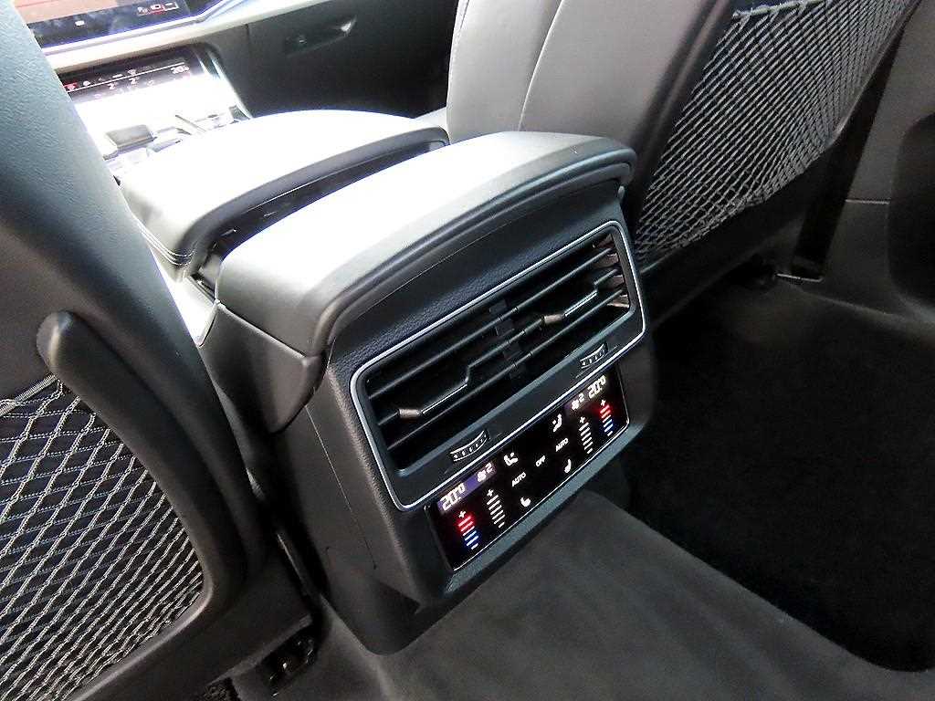 Audi Q8 — photo 15