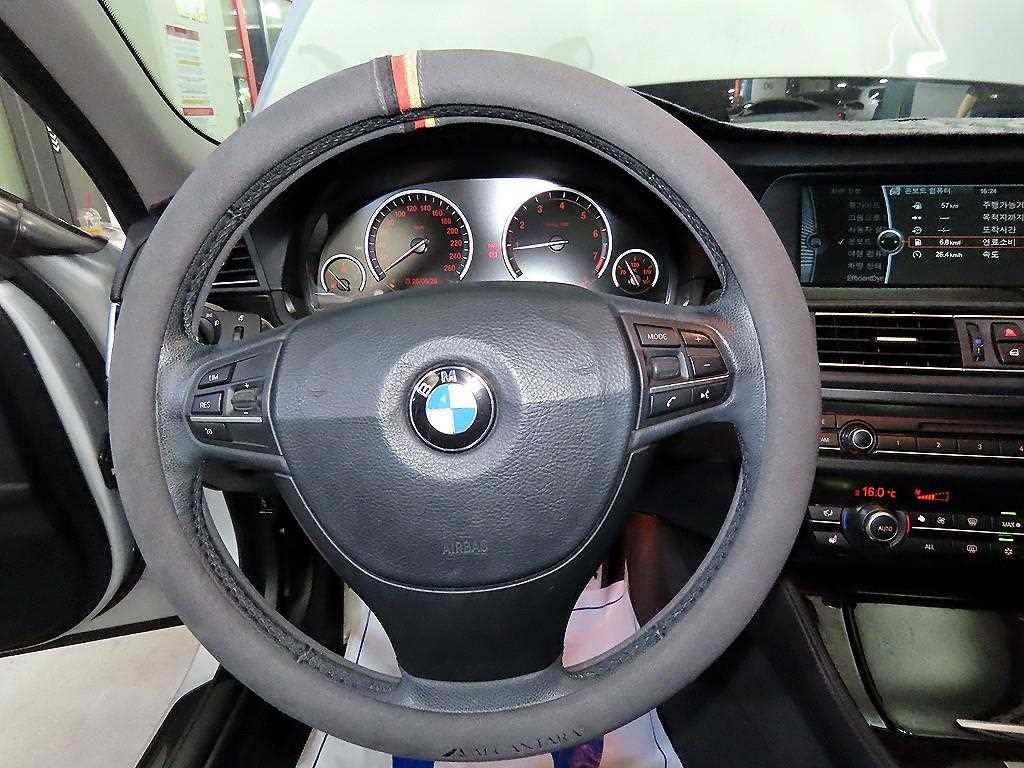 BMW 5-Series — photo 08