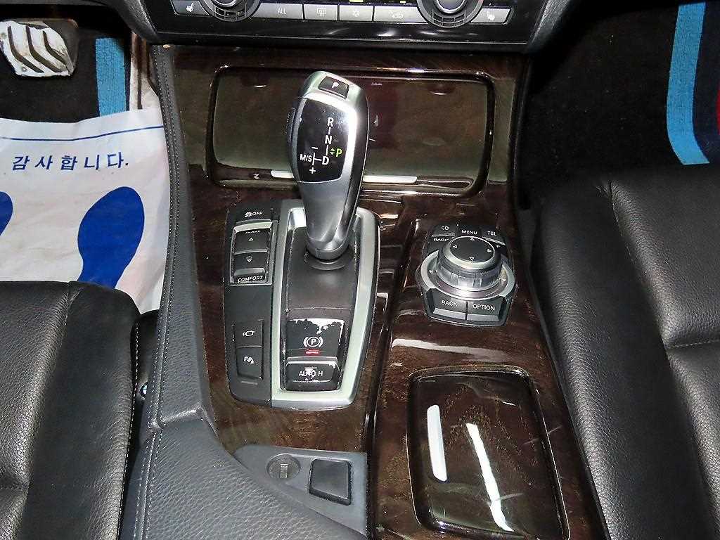 BMW 5-Series — photo 12