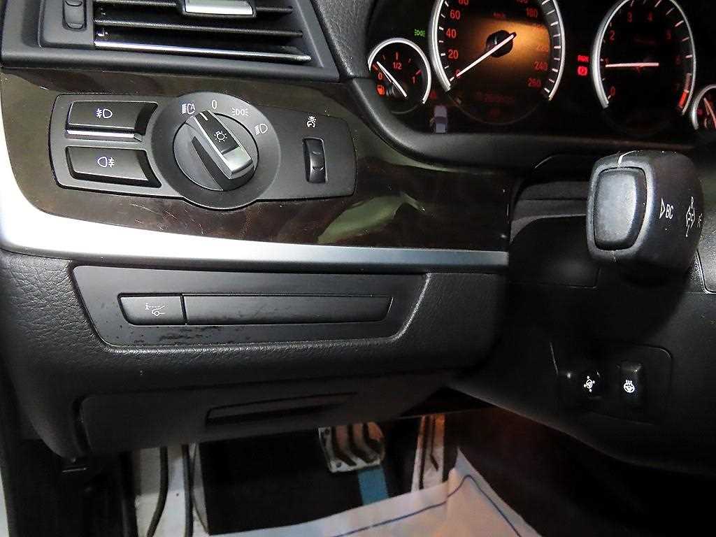 BMW 5-Series — photo 13