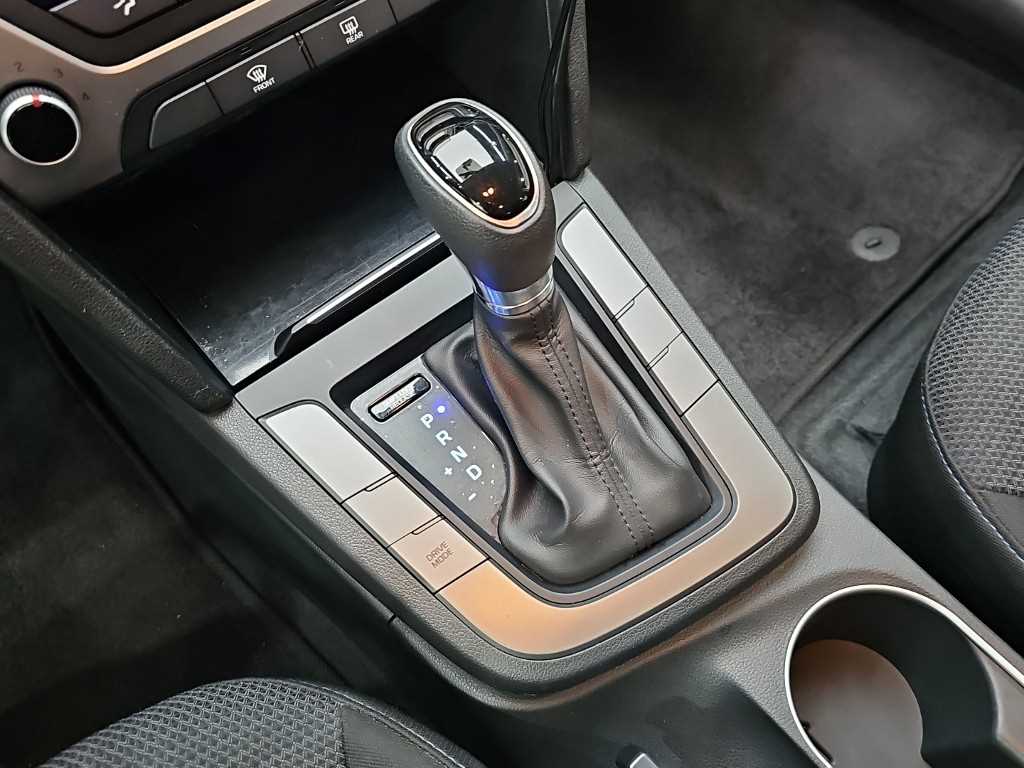 Hyundai Avante — photo 08