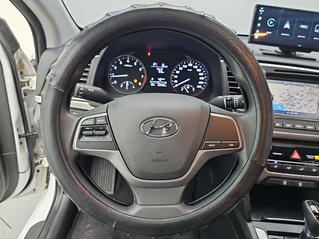 Hyundai Avante — photo 09