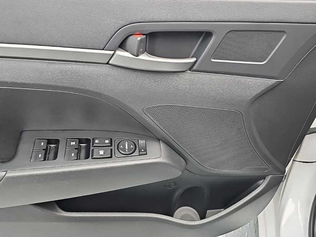 Hyundai Avante — photo 15